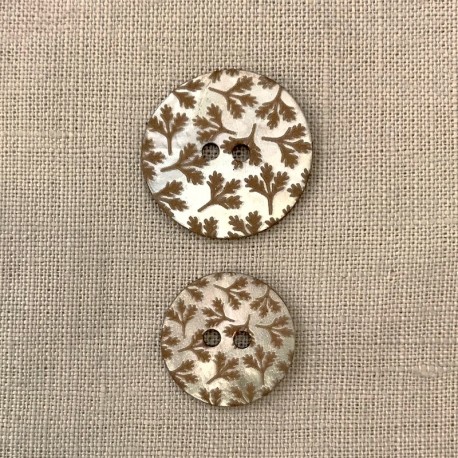 Bouton en Nacre Gravée et Emaillée Petit Houx, Col. Naturel/ Praline