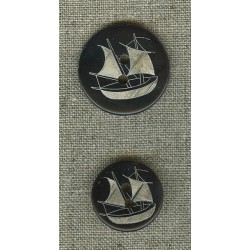 Bouton Nacre gravée bateau Ebène