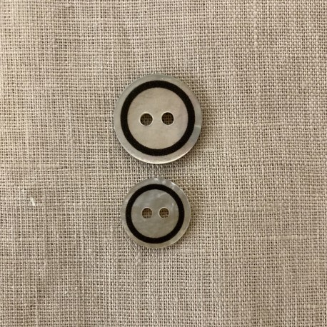 Engraved and Enamelled Mother of Pearl Button Circle, Col. Natural/ Black