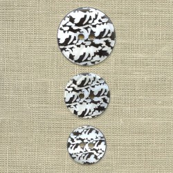 Engraved mother-of-pearl button Foliage, col. Carbone