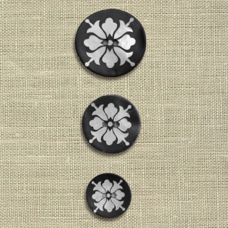 Engraved mother-of-pearl button Bellflower, col. Coal