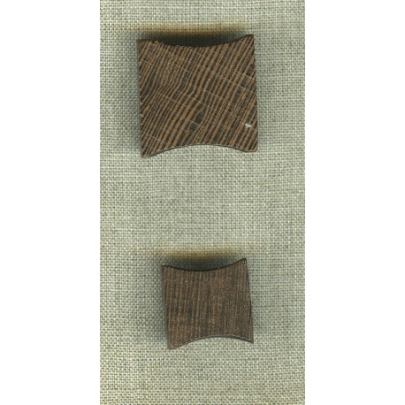 Square button in natural wood. Made in France