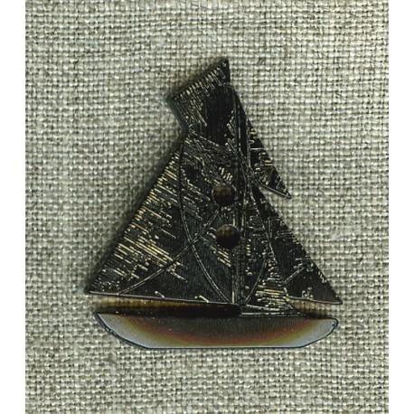 Boat button in black horn.
