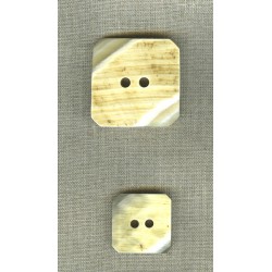 Bouton Carré en corne Blonde