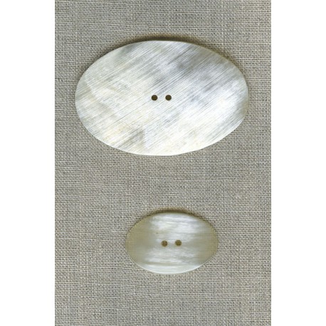 Oval button in light-coloured horn.
