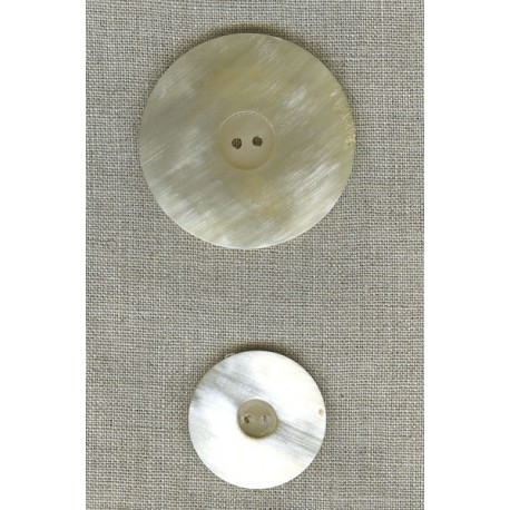 Button in light-coloured horn.