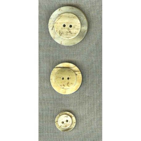 Two-layer button in light-coloured horn.