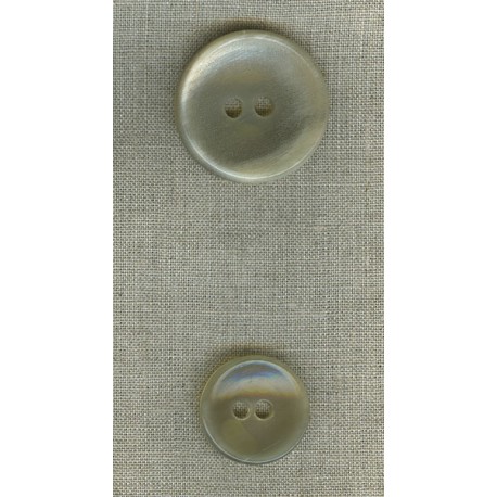 Curved button in light-coloured horn.