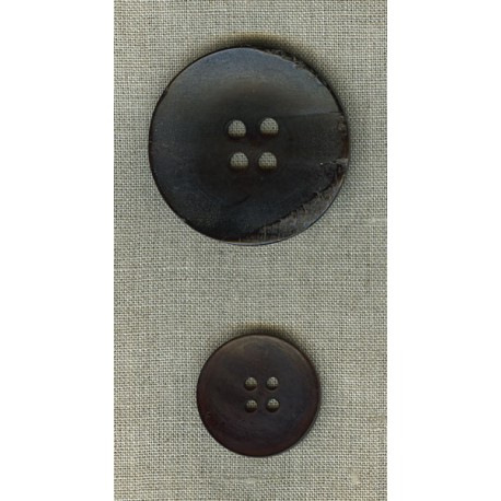 Curved button in black horn.
