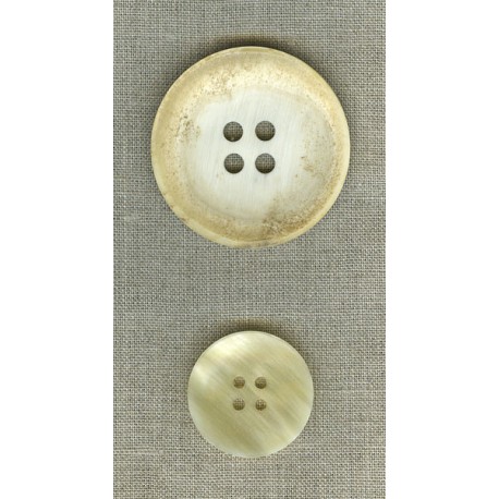 Curved button in light-coloured horn.