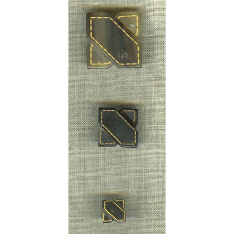 Embossed button in light-coloured horn, with saddle motif.