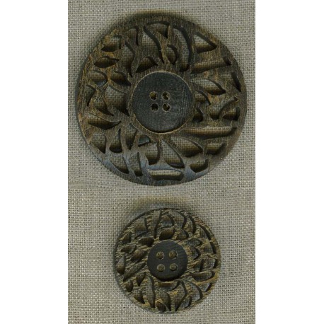 Button in openwork horn.