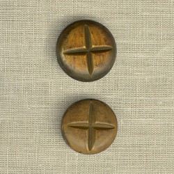 Bouton en corne brulée, bombé avec croix