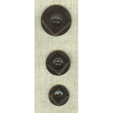 Round chocolate corozo button with square relief.