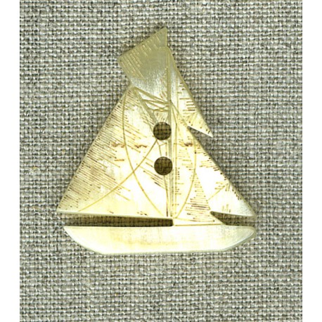 Boat button in light-coloured horn.
