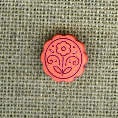 Children button with engraved flower, Litchee