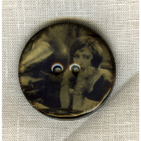 Enamelled coconut button, Charleston