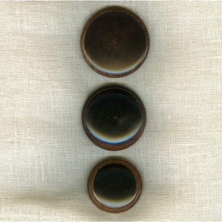 Two-colored wood button, round