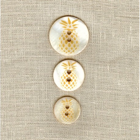 Engraved Mother of pearl button Ananas, col. Peach/ Natural