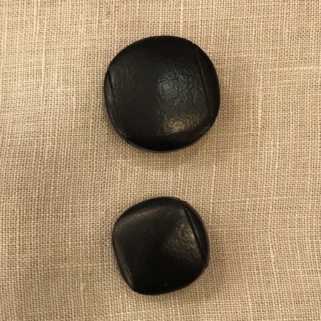 Leather button Hunt, col. Black satin